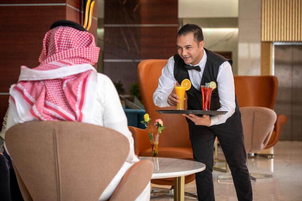 Nivel Hotel Abha Хамис-Мушайт Экстерьер фото A waiter serving drinks