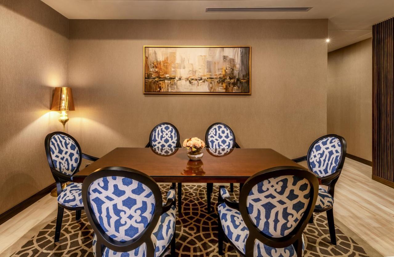 Nivel Hotel Abha Хамис-Мушайт Экстерьер фото A private dining room at the Taj Mahal Palace, Mumbai